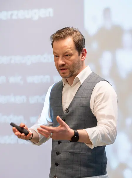 Trainer Gunnar Haberland vermittelt Techniken für ein lebendiges Präsentationstraining vor Führungskräften