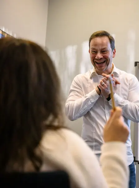 Sympathisches Präsentationsseminar mit Fokus auf Freude am Auftritt und authentische Wirkung.