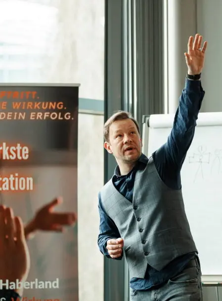Gunnar Haberland demonstriert Bühnenpräsenz im Präsentationsseminar für Teams und Vertriebler